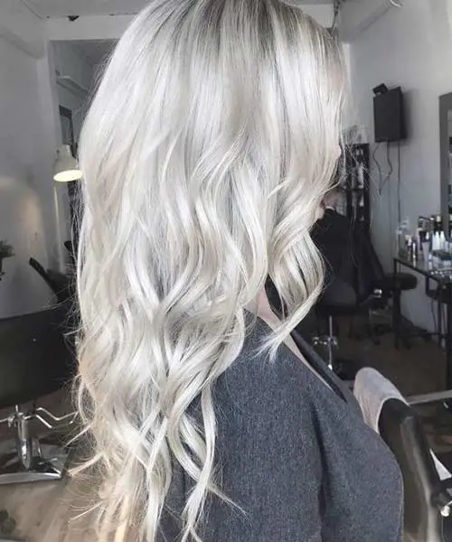 Mujer con el pelo teñido de color blanco y reflejos grises