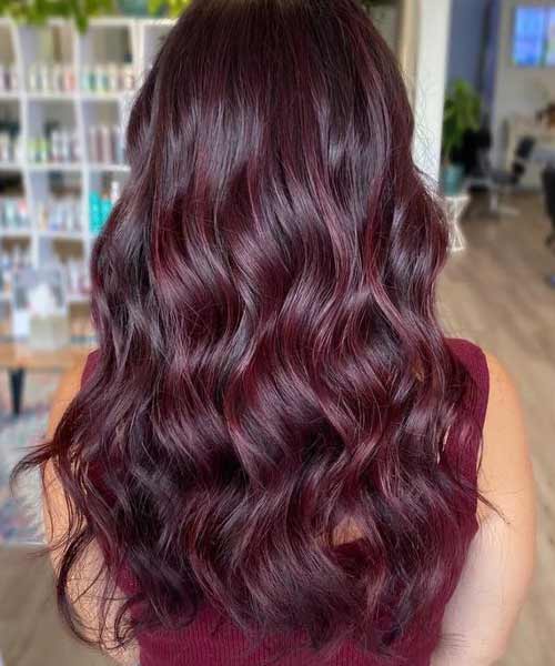 Mujer con el pelo teñido de color Cherry Wine