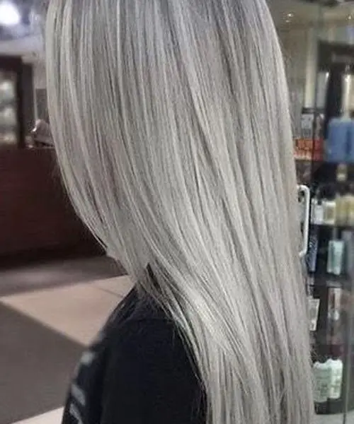 Pelo liso con color gris claro y reflejos plateados