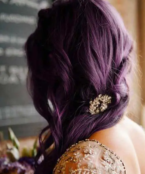 Mujer con el cabello natural oscuro y teñido con tinte violeta