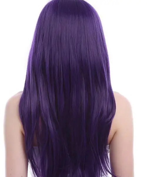 Mujer con el cabello de color violeta intenso