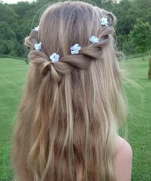 Peinado de niña con cabello suelto en semi recogido, decorado con flores secas