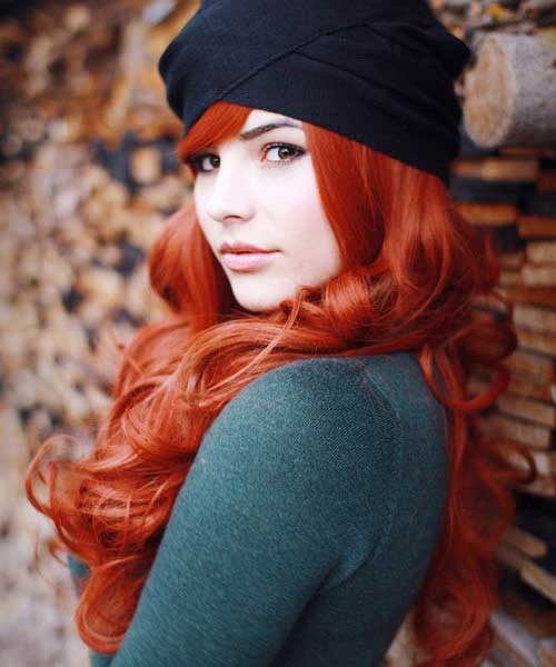 Mujer con el pelo de color naranja rojizo intenso