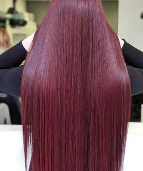Mujer con el cabello de color vino tinto