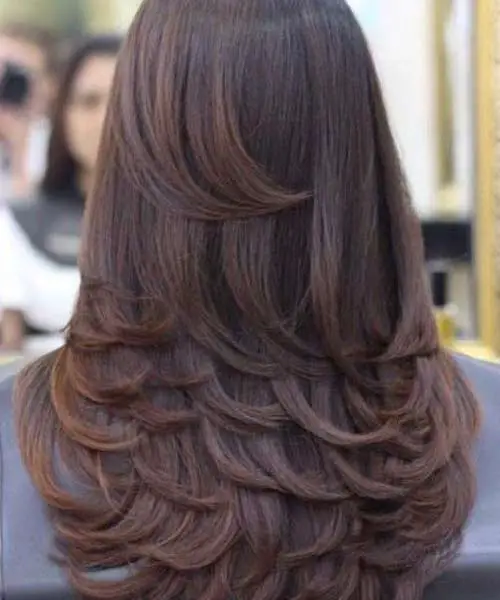 Mujer con el pelo de color marrón oscuro