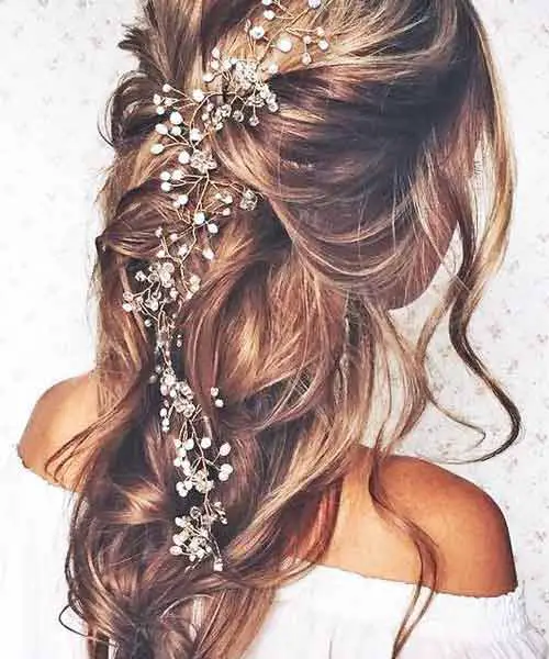 Peinado bonito para novias jóvenes con accesorios de flores
