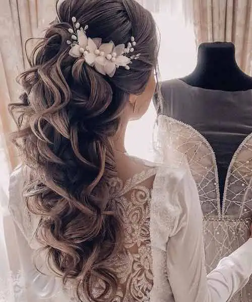 Peinado de novia con ondas y flores en el pelo