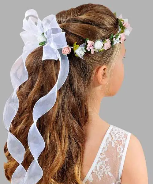 Peinado de niña clásico de comunión con cabello suelto y diadema de flores