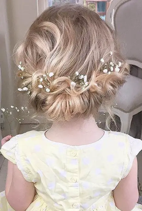 Peinado con flores y cabello recogido nina 2024