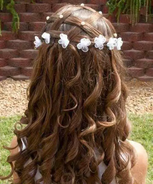 Peinado sencillo para comunión con cabello suelto y corona de flores