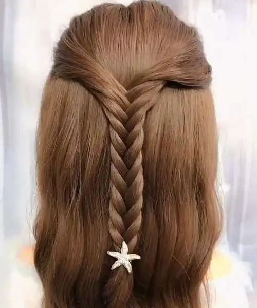 Peinado festivo con trenza de cuatro cabos y horquilla en forma de estrella
