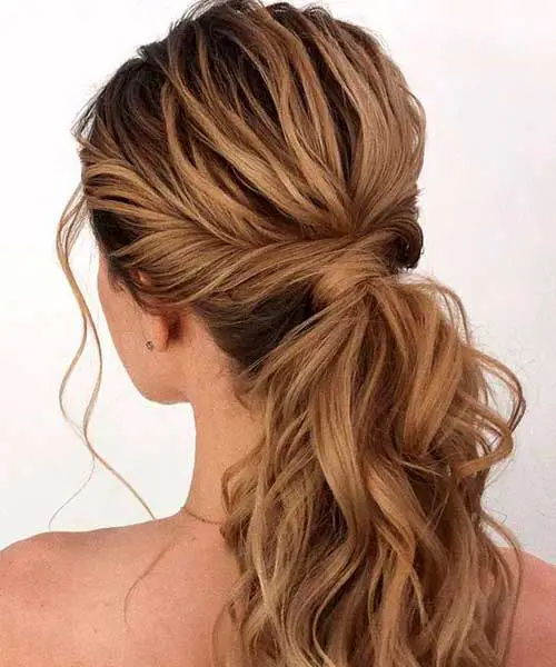 Peinado de mujer con coleta alta y ondas en el pelo