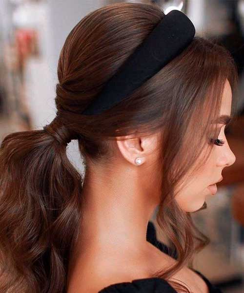 Estilo elegante con coleta baja y una diadema