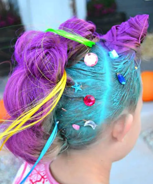 Peinado bonito para niña con forma de unicornio de colores
