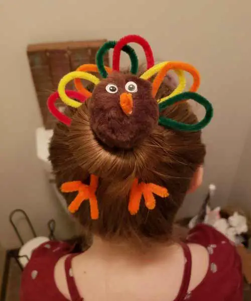 Peinado con limpiapipas de colores con forma de gallina