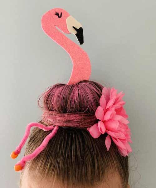 Peinado loco con forma de flamenco rosa