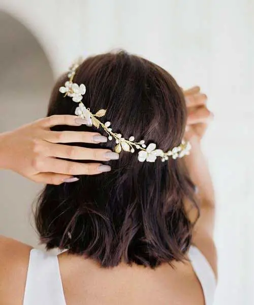 Pelo corto con una corona de flores blancas