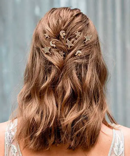 Peinado festivo con accesorios de estrellas en el pelo