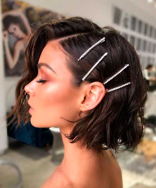 Peinado de gala sencillo con el pelo suelto y accesorios