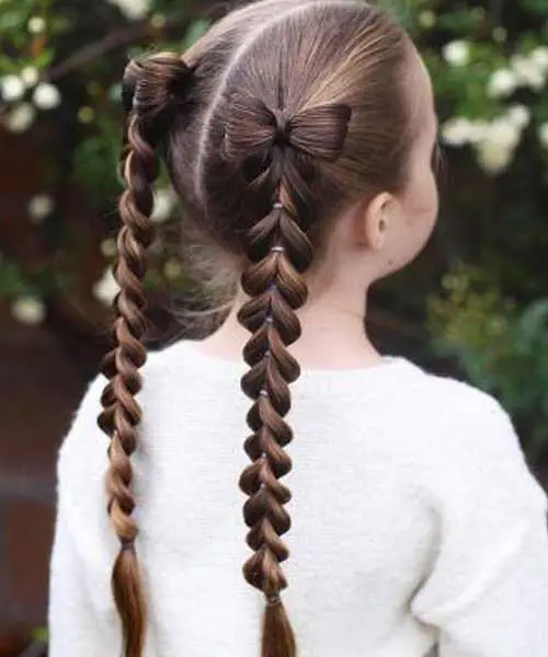 Peinado para niña con dos trenzas y lazos hechos con el pelo
