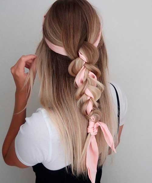 Semirecogido con una trenza con un pañuelo rosa