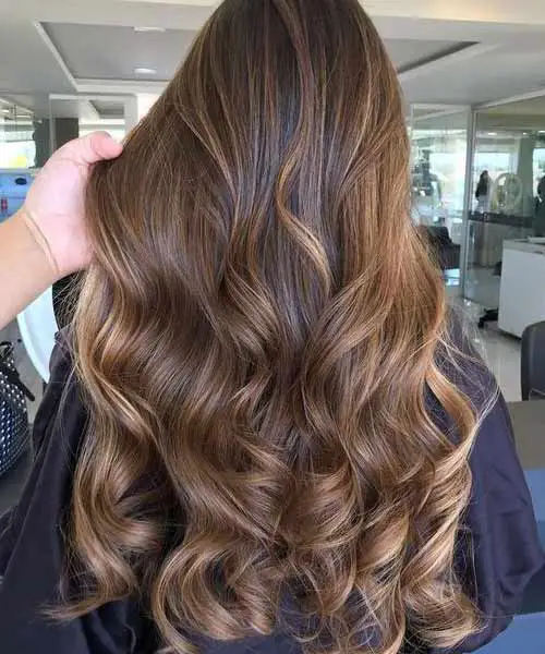 Peinado de mujer con cabello suelto y ondas