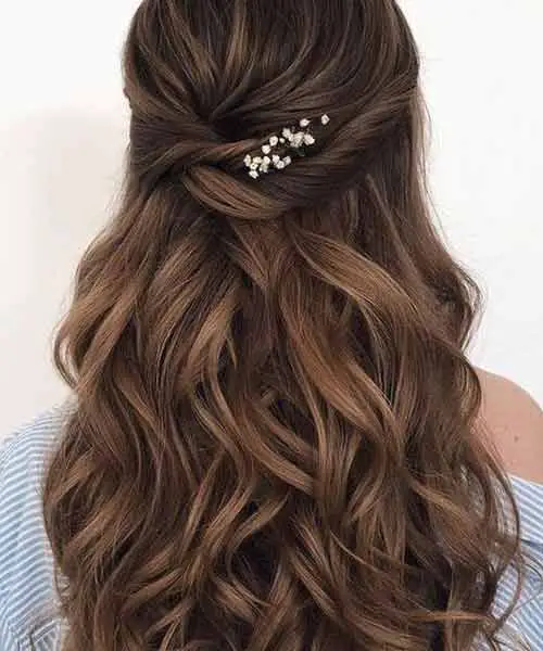 Peinado elegante con el pelo largo y flores secas