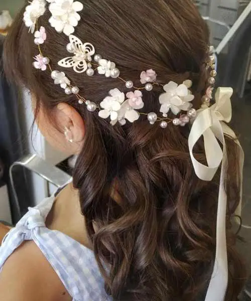 Peinado con cabello suelto y cinta de flores para comunión