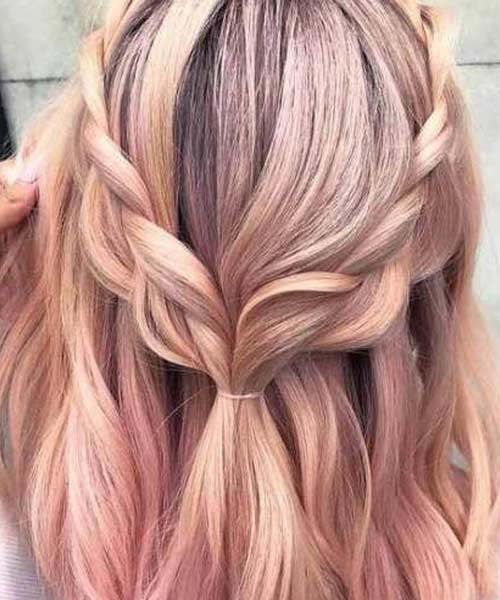 Peinado de Tumblr con el cabello rosa y dos trenzas