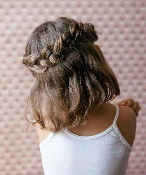 Peinado para niña elegante con trenza abierta en semi recogido
