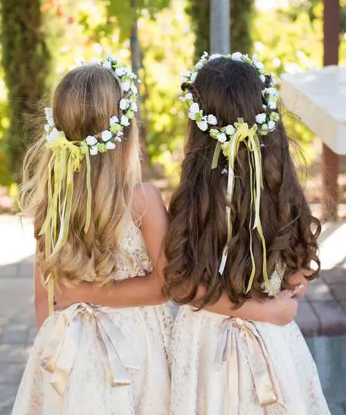 Dos niñas con peinados bonitos para comunión con coronas de flores 