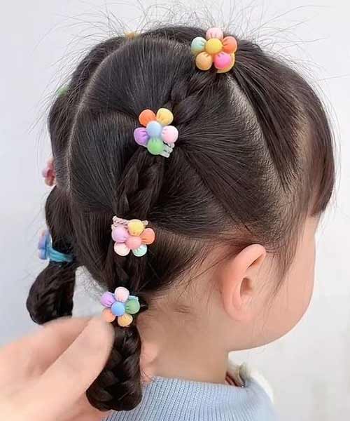 Peinado de niña con trenzas y accesorios de flores