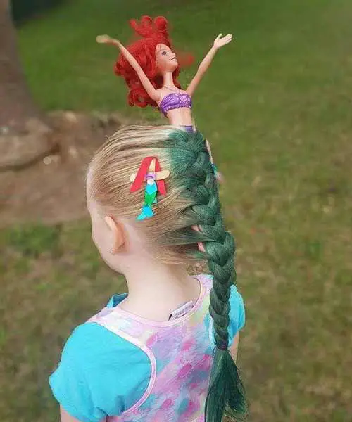 Peinado loco para niñas con una sirena hecha con trenzas