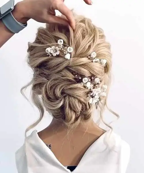Peinado bonito para novias con flores secas en el pelo