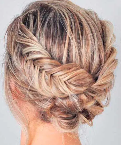 Peinado de mujer con el cabello recogido con trenzas de cuatro cabos