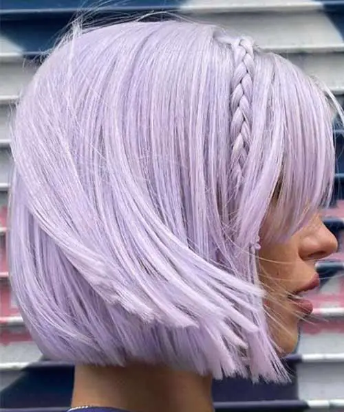 Mujer con el pelo corto teñido de color blanco con reflejos de color lila