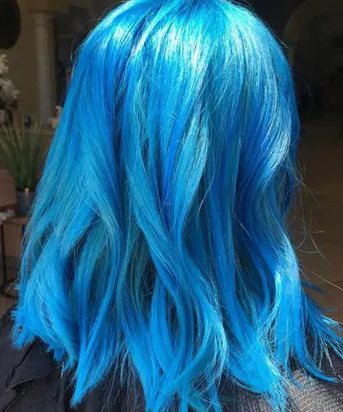 Cabello de mujer corto de colores azul turquesa