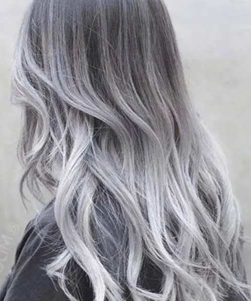 Cabello de mujer de color gris platinado