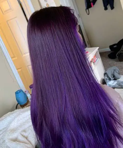 Cabello largo de color púrpura oscuro