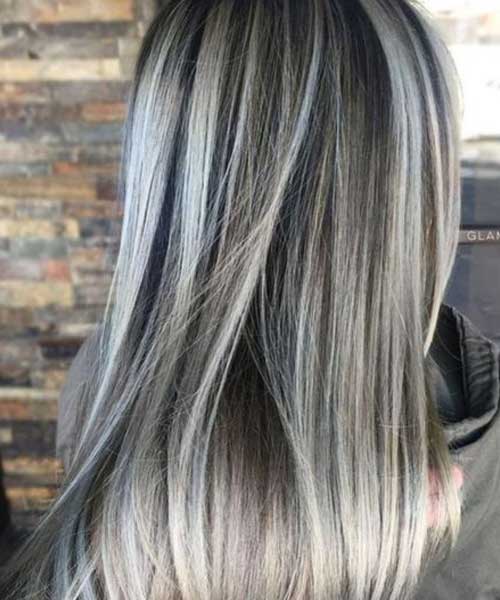 Cabello rubio con mechas en tonos platinados