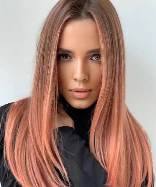 Mujer con el pelo de color rubio coral