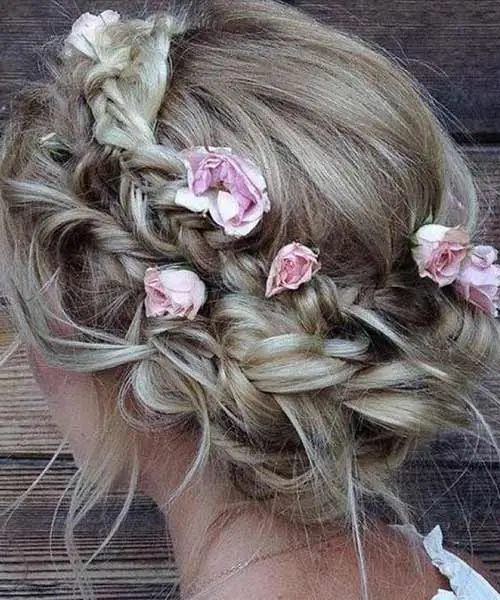 Peinado recogido con trenzas y flores secas de color rosa