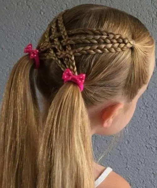 Peinado de niña con dos coletas y trenzas cruzadas en el pelo