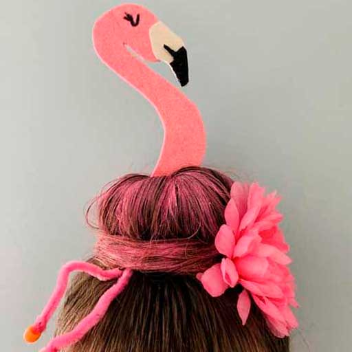 Peinado loco para niña con forma de flamenco rosa