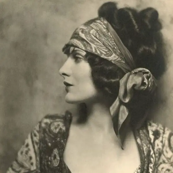 1920's Hair with Hairwrap: una imagen en blanco y negro