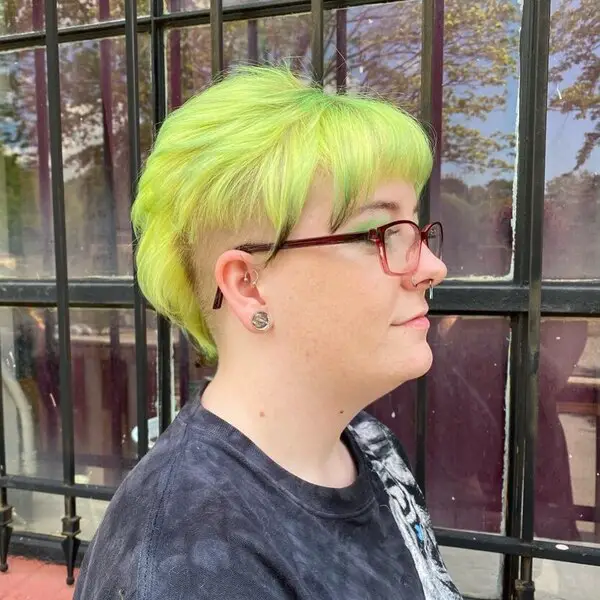 Apple Green Edgy Cut: una mujer con anteojos