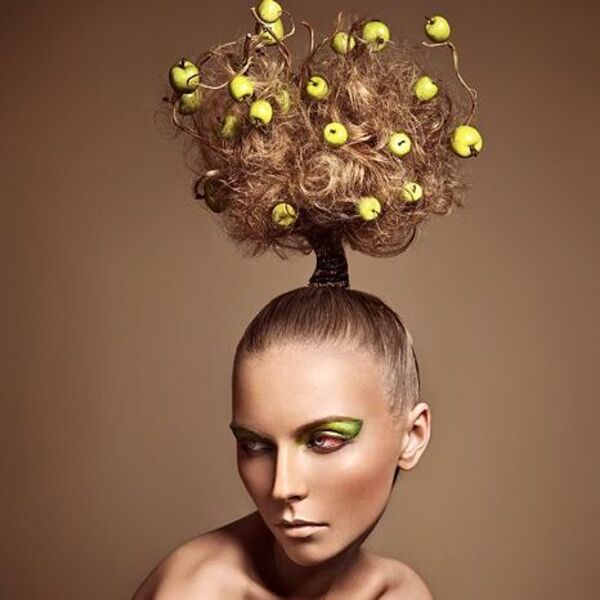 Apple Tree Hairstyle - una mujer con maquillaje