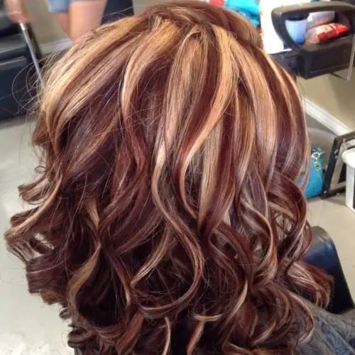 Color de cabello castaño rojizo con rayas de caramelo