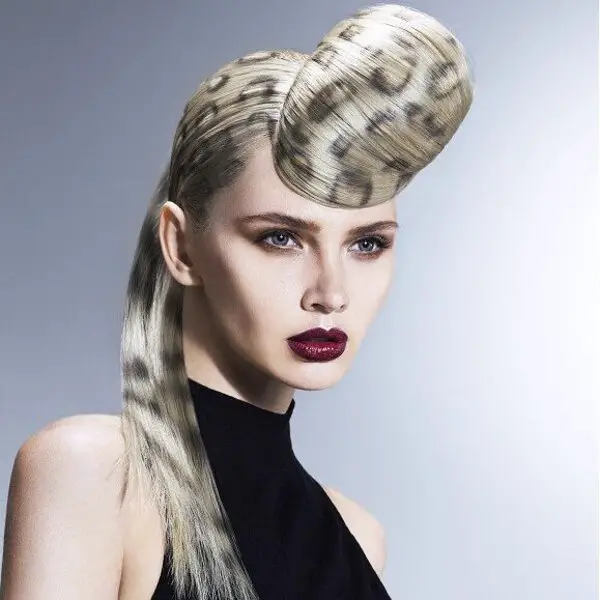 Avant Garde Hairstyle: una mujer con un top negro