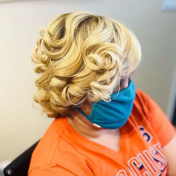 Blonde Vintage Curls: una mujer con una camisa naranja y una máscara azul verde